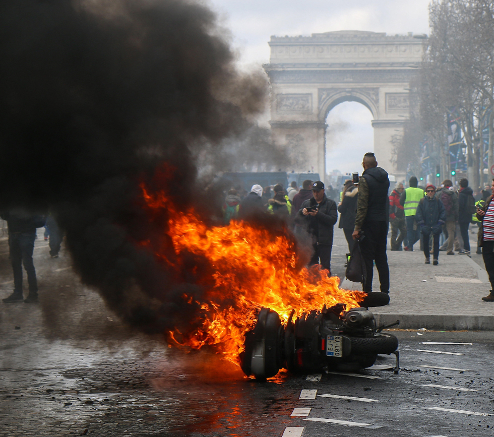 צרפת הפגנה פריז מחאת האפודים הצהובים (צילום: MCT)