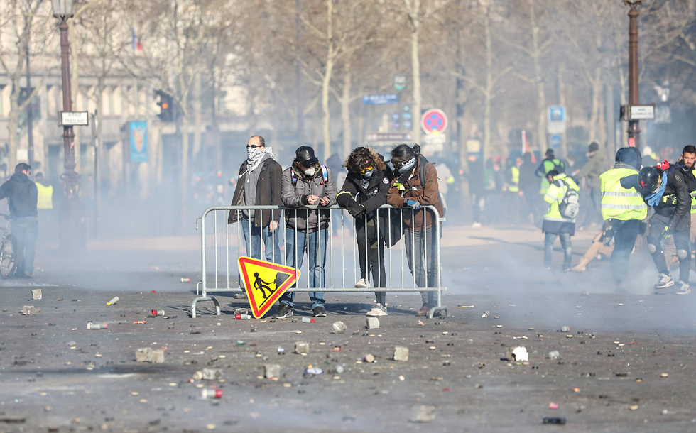 צרפת הפגנה פריז מחאת האפודים הצהובים (צילום: AFP)