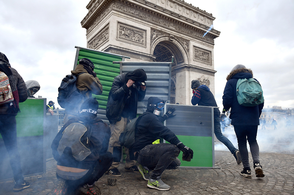 צרפת הפגנה פריז מחאת האפודים הצהובים (צילום: EPA)