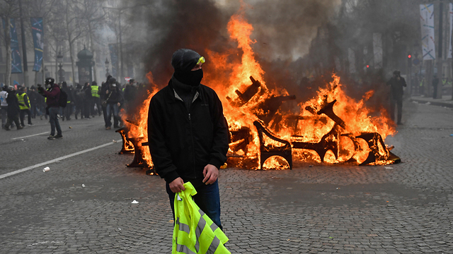 צרפת הפגנה פריז מחאת האפודים הצהובים (צילום: EPA)