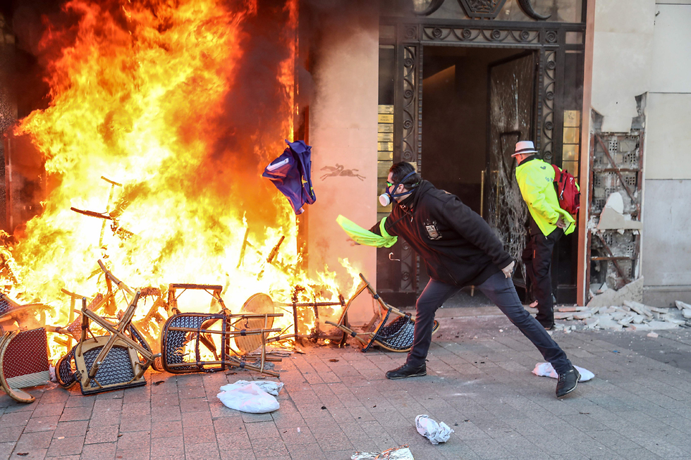 צרפת הפגנה פריז מחאת האפודים הצהובים (צילום: AFP)
