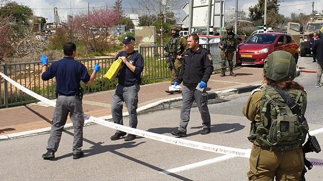 Security forces at the scene of the attack (Photo: Yariv Katz)