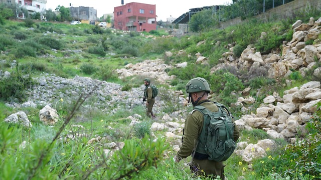 IDF troops searching for the gunman (Photo: IDF Spokesperson's Office)