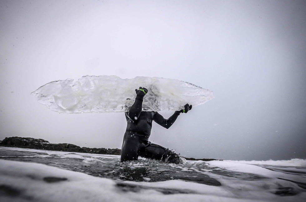 גלישה עם גלשן קרח ב איי לופטן נורווגיה (צילום: AFP)