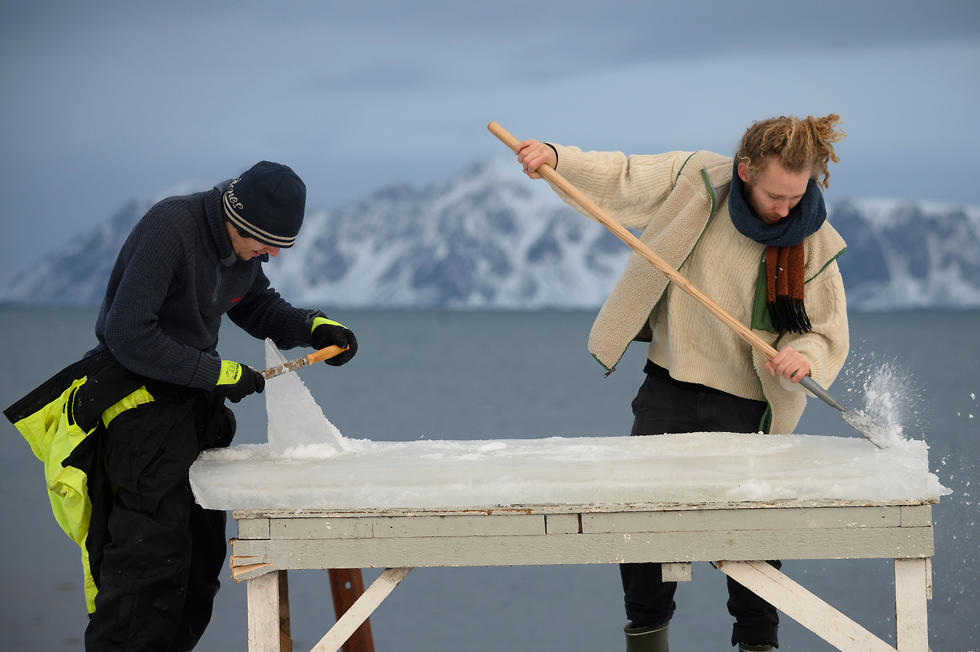 גלישה עם גלשני קרח ב איי לופטן נורווגיה (צילום: AFP)