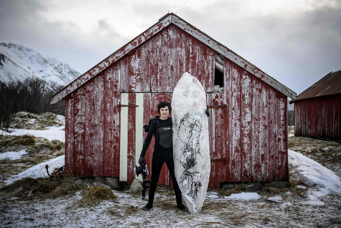 אינגה ווגה עם גלשן קרח מעוטר באצות (צילום: AFP)