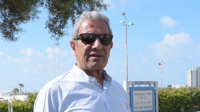 מאיר יצחק הלוי בשביתת רעב נגד סגירת שדה התעופה שדה דב (צילום: מוטי קמחי)