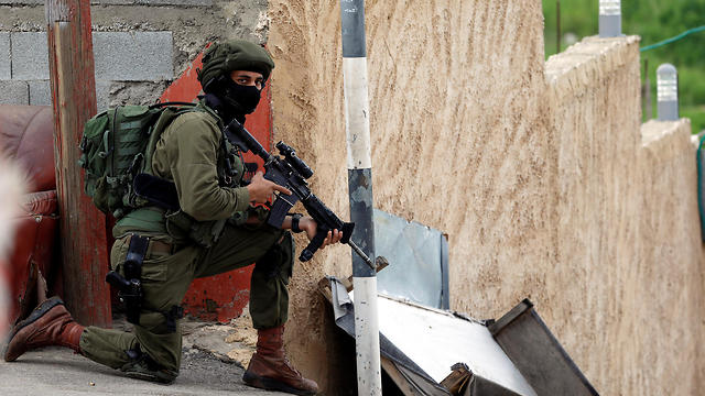 An IDF soldier searches for the Palestinian gunman near Nablus, March 17, 2019  