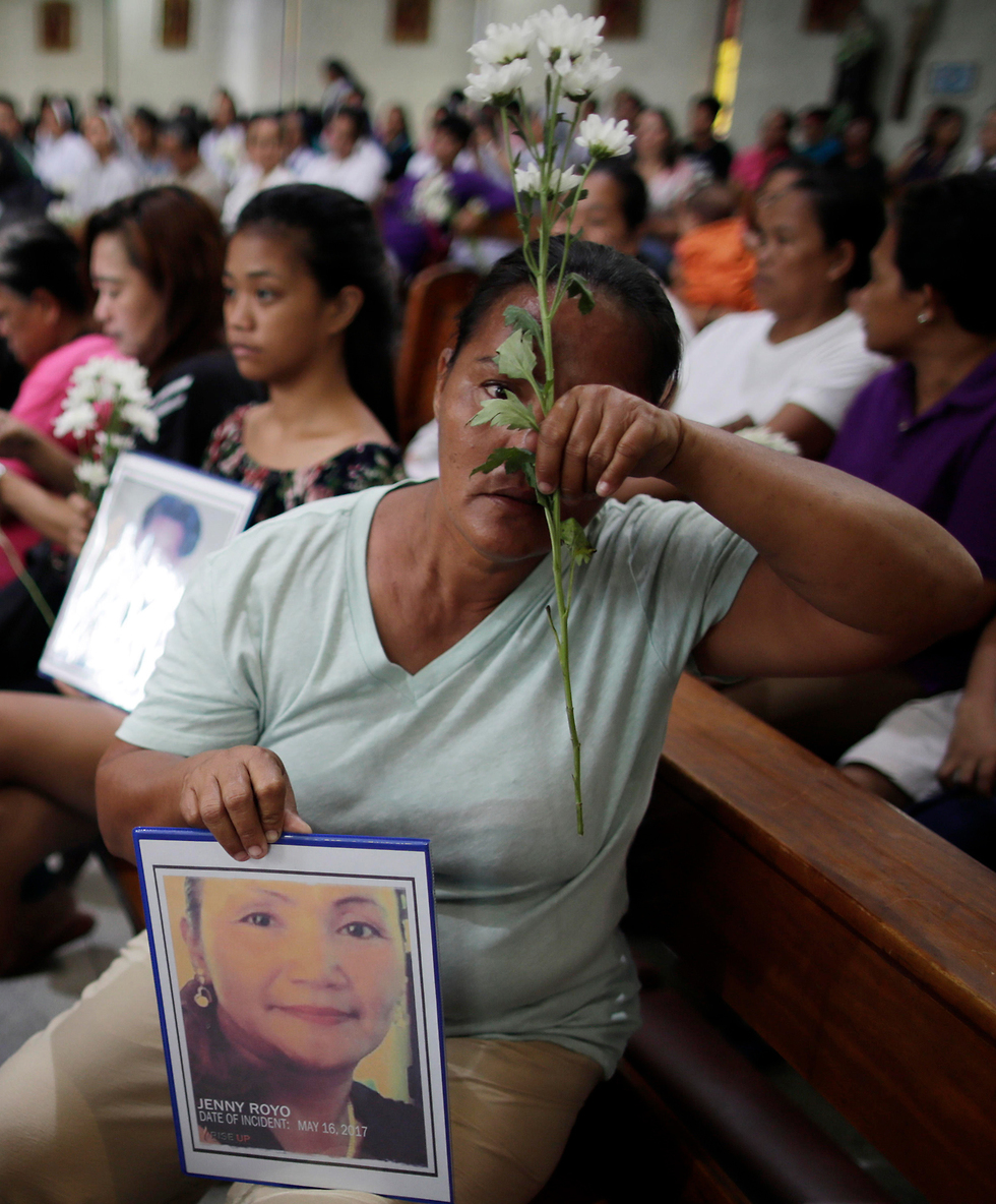 משפחות של נרצחים ב פיליפינים הפיליפינים מלחמה בסוחרי ה סמים (צילום: EPA)