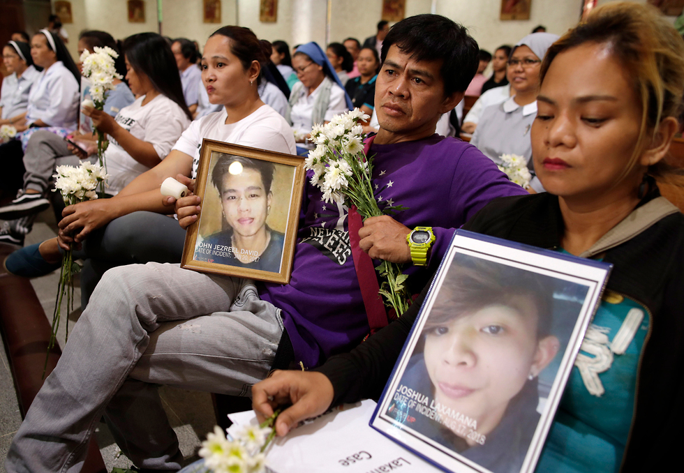 משפחות של נרצחים ב פיליפינים הפיליפינים מלחמה בסוחרי ה סמים (צילום: EPA)