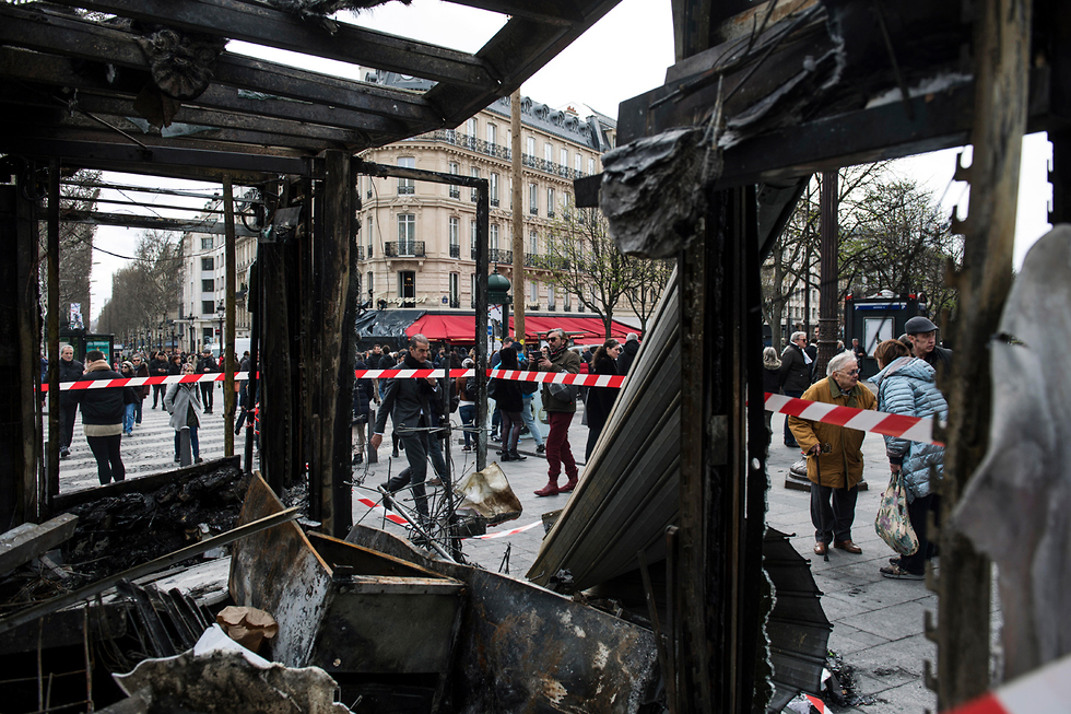 פריז צרפת הרס יום אחרי הפגנת האפודים הצהובים (צילום: EPA)