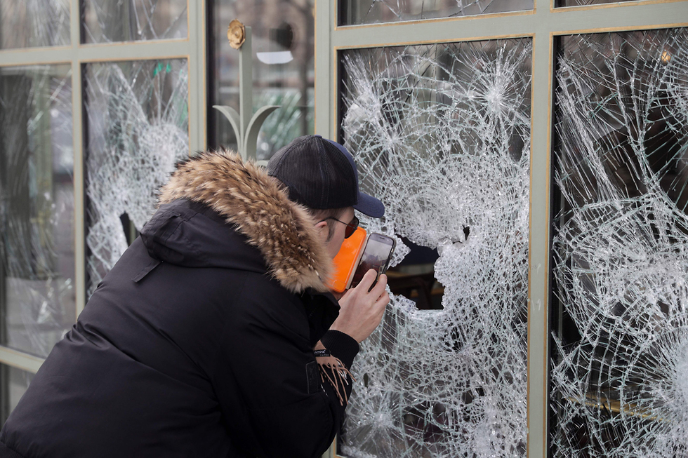 פריז צרפת הרס יום אחרי הפגנת האפודים הצהובים (צילום: AFP)
