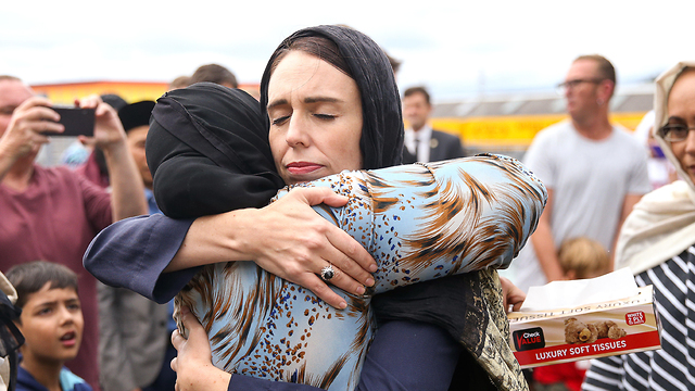 ראש ממשלת ניו זילנד ג'סינדה ארדרן טבח המסגדים מוסלמים (צילום : Gettyimages)