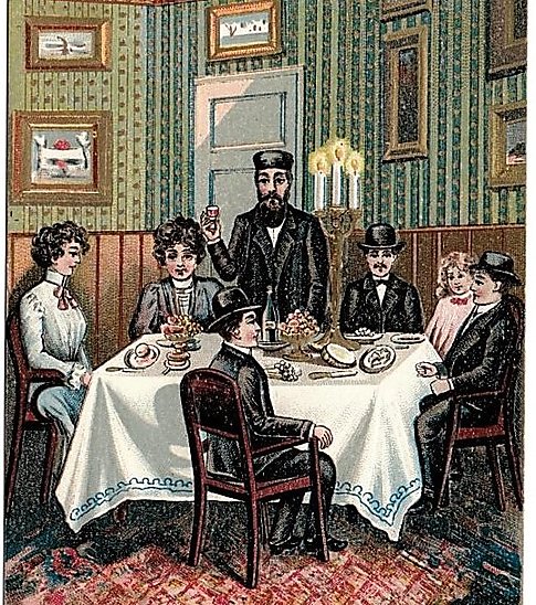 משפחה יהודית מתכוננת לסעודת ליל שבת - כנראה הנושא הנפוץ ביותר בגלויות מסוג זה (אוסף האפמרה של הספרייה הלאומית) (באדיבות הספרייה הלאומית)