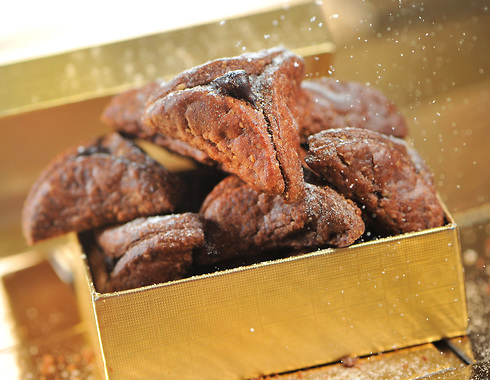 אוזני המן מבצק שוקולד במילוי שוקולד ואגוזי פקאן מסוכרים (צילום: דודו אזולאי)