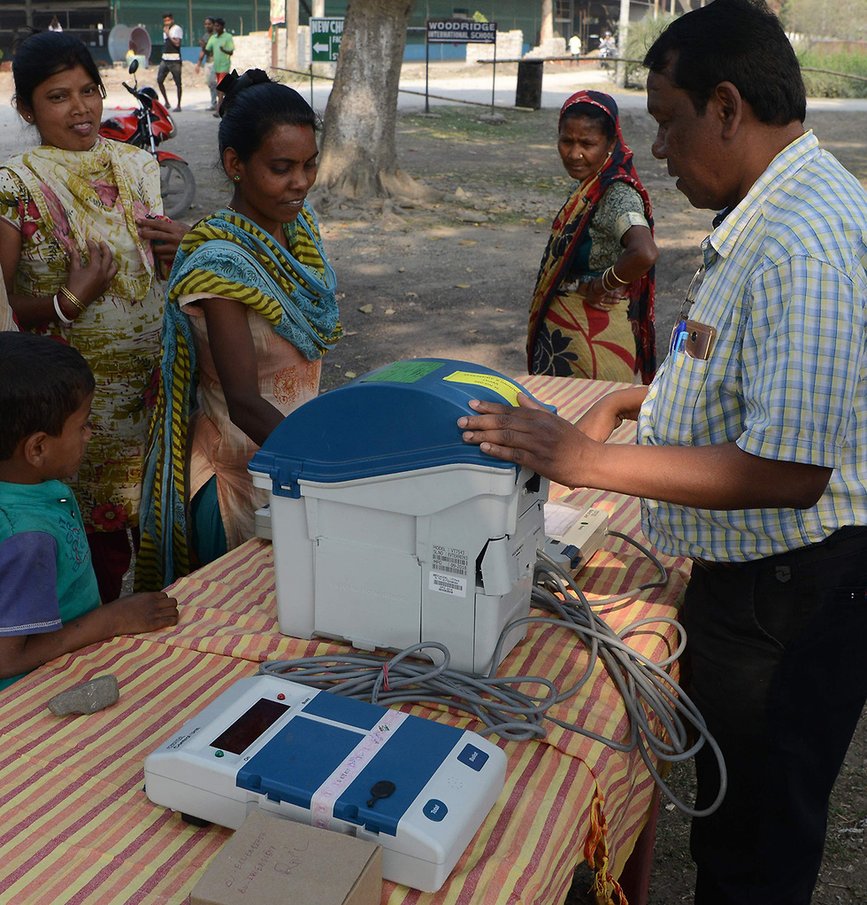 הודו בחירות קלפיות אלקטרוניות (צילום: AFP)