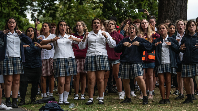 תלמידים ב קרייסטצ'רץ' ניו זילנד ב ריקוד האקה מסורתי לזכר קורבנות ה טבח ב מסדגים (צילום: gettyimages)