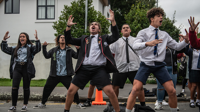 תלמידים ב קרייסטצ'רץ' ניו זילנד ב ריקוד האקה מסורתי לזכר קורבנות ה טבח ב מסדגים (צילום: gettyimages)
