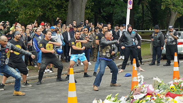 אופנוענים ב קרייסטצ'רץ' ניו זילנד ב ריקוד האקה מסורתי לזכר קורבנות ה טבח ב מסגדים (צילום: רויטרס)