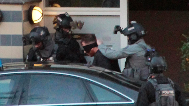 שוטרים עוצרים את  גוקמן טניס  ה חשוד ב ירי פיגוע אוטרכט  הולנד (צילום: AP)