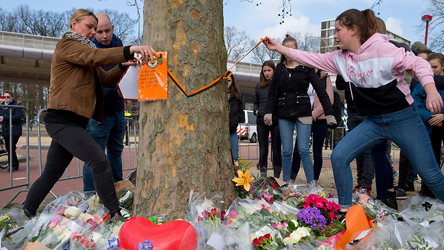אנדרטת זיכרון ירי פיגוע טרור אוטרכט  הולנד (צילום: AP)