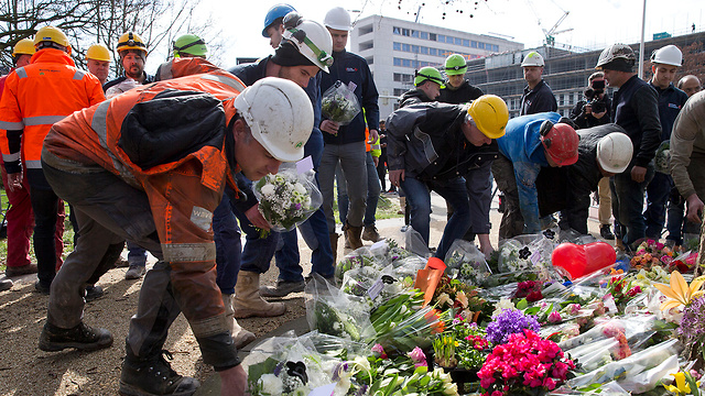 אנדרטת זיכרון ירי פיגוע טרור אוטרכט  הולנד (צילום: AP)