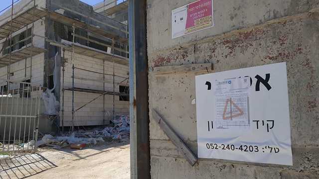 אתר בנייה בחריש שנסגר עקב ליקויי בטיחות (צילום: משרד העבודה)