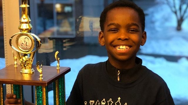 הומלס פליט מ ניגריה בן שמונה אלוף ה שחמט של ניו יורק ()