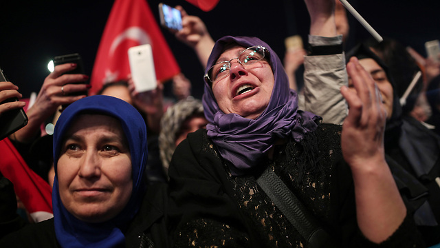 נשיא טורקיה רג'פ טאיפ ארדואן עצרת בחירות איסטנבול (צילום: AP)