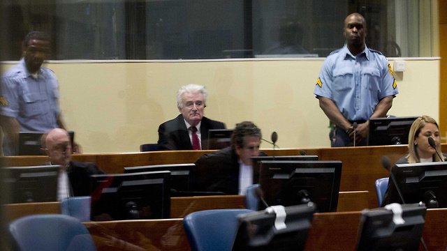 בית המשפט ב האג מאסר עולם ל רדובן קרדז'יץ' מנהיג הסרבים ב בוסניה טבח סרברניצה  (צילום: EPA)