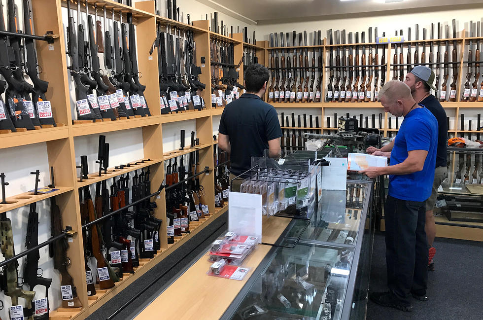 חנות ל מכירת רובים ב קרייסטצ'רץ' ניו זלינד (צילום: רויטרס)