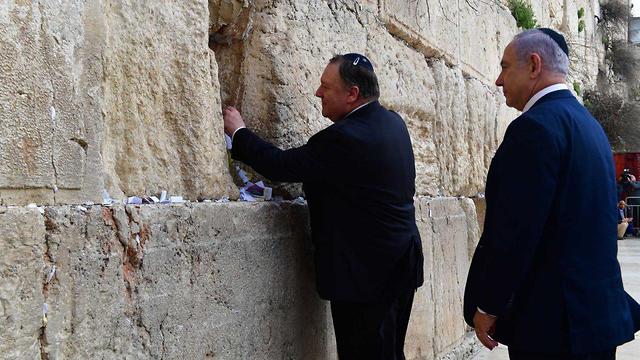 Госсекретарь США Майк Помпео и премьер-министр Израиля Биньямин Нетаниягу у Стены плача в Иерусалиме. 21.03.2019. Фото: Коби Гидеон/ЛААМ