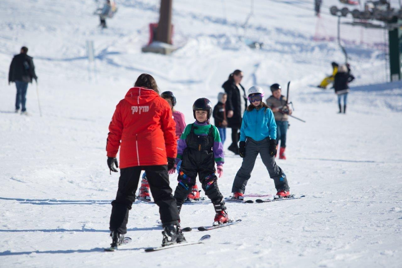 Для детей работает лыжная школа. Фото: Шай Кейдар