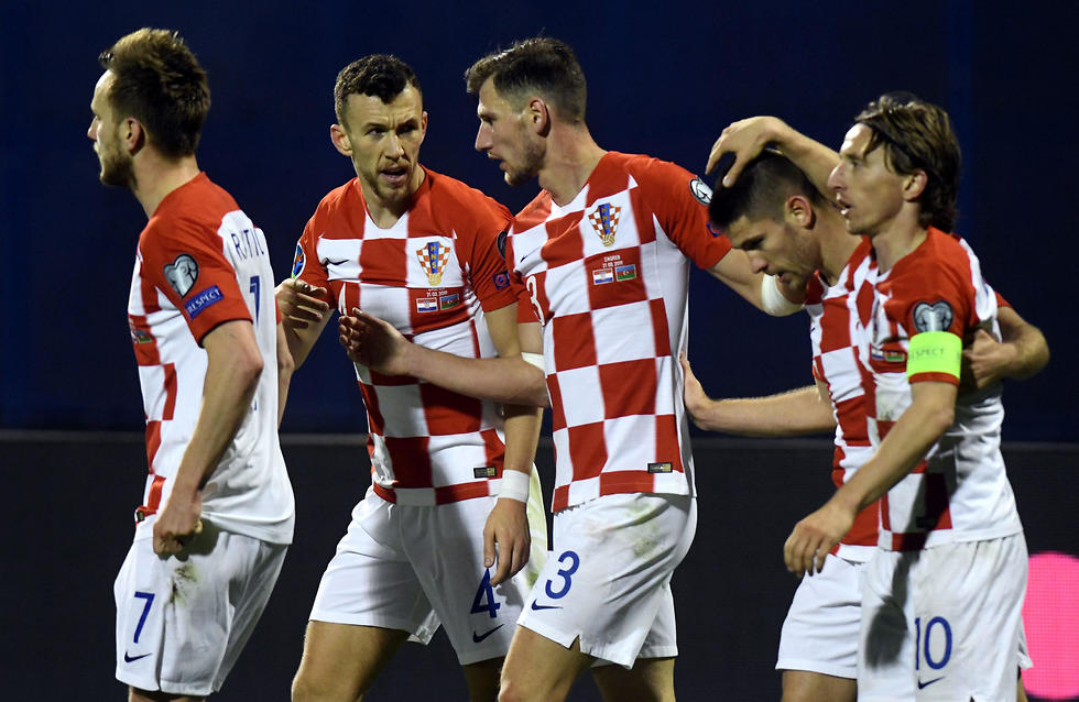 נבחרת קרואטיה חוגגת (צילום: AFP)