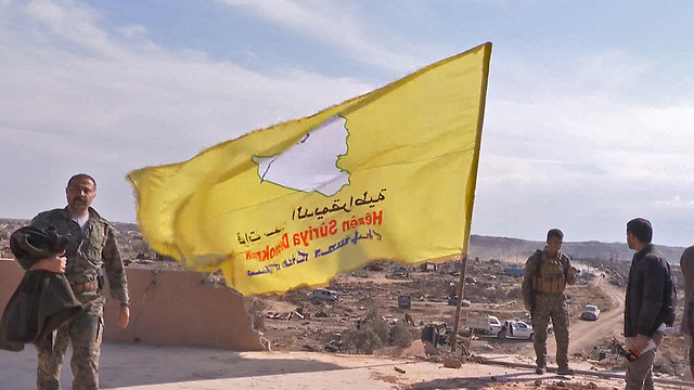 כוחות סורים מניפים דגל אחרי כיבוש מוצב של דאעש (צילום: AFP)