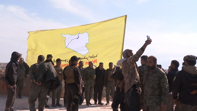 כוחות סורים מניפים דגל אחרי כיבוש מוצב של דאעש (צילום: AFP)