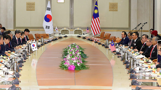 נשיא דרום קוריאה מון ג'אה אין ו ראש ממשלת מלזיה (צילום: EPA)