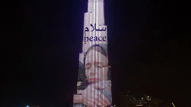 דובאי בורג' חליפה ראש ממשלת ניו זילנד ג'סינדה ארדרן על המגדל אחרי הטבח (צילום: AFP)