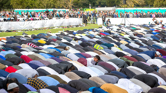 ניו זילנד תפילה ב מסגד א-נור שבוע אחרי הטבח (צילום: EPA)