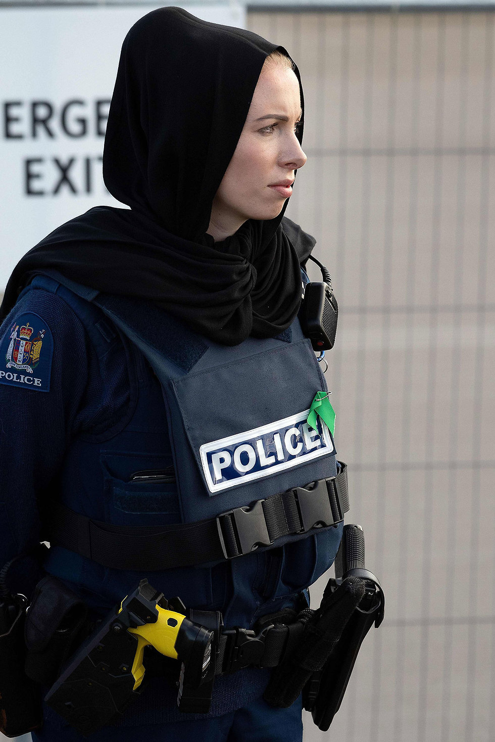 ניו זילנד שוטרת עם חיג'אב בטקס לזכר נרצחי טבח המסגדים מוסלמים (צילום: AFP)
