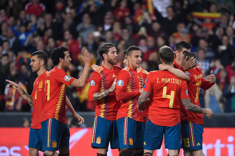נבחרת ספרד חוגגת (צילום: AFP)
