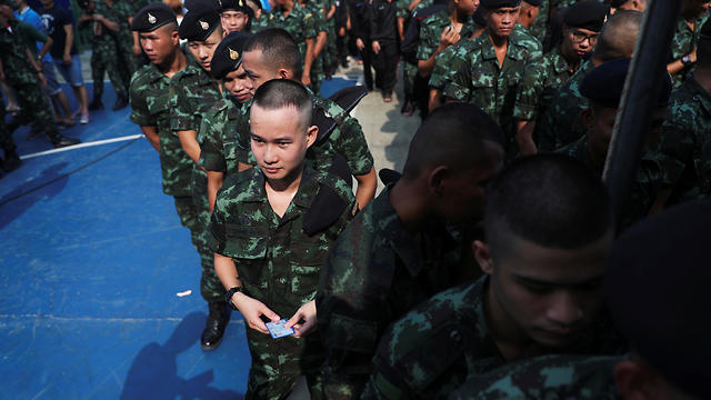 חיילים תאילנדים מצביעים בקלפי בבירה (צילום: רויטרס)
