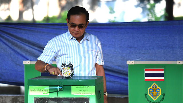 ראש ממשלת תאילנד מצביע (צילום: AFP)