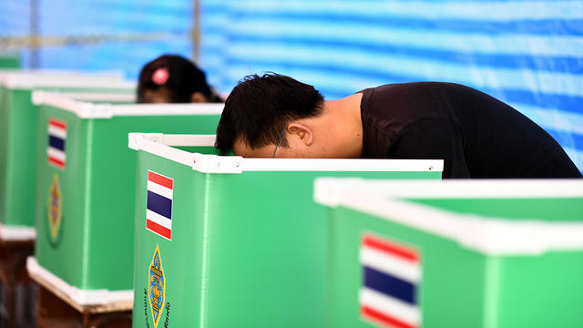 מצביעים בקלפי בבנגקוק (צילום: AFP)