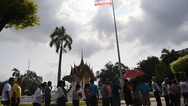 ממתינים בתור לקלפי בבנגקוק, תאילנד (צילום: AFP)