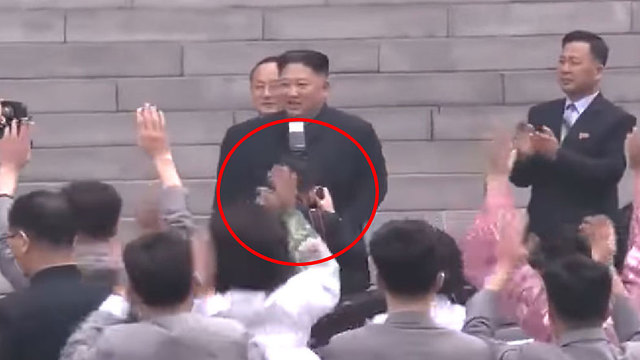 צפון קוריאה קים ג'ונג און צלם פוטר כי הסתיר ()