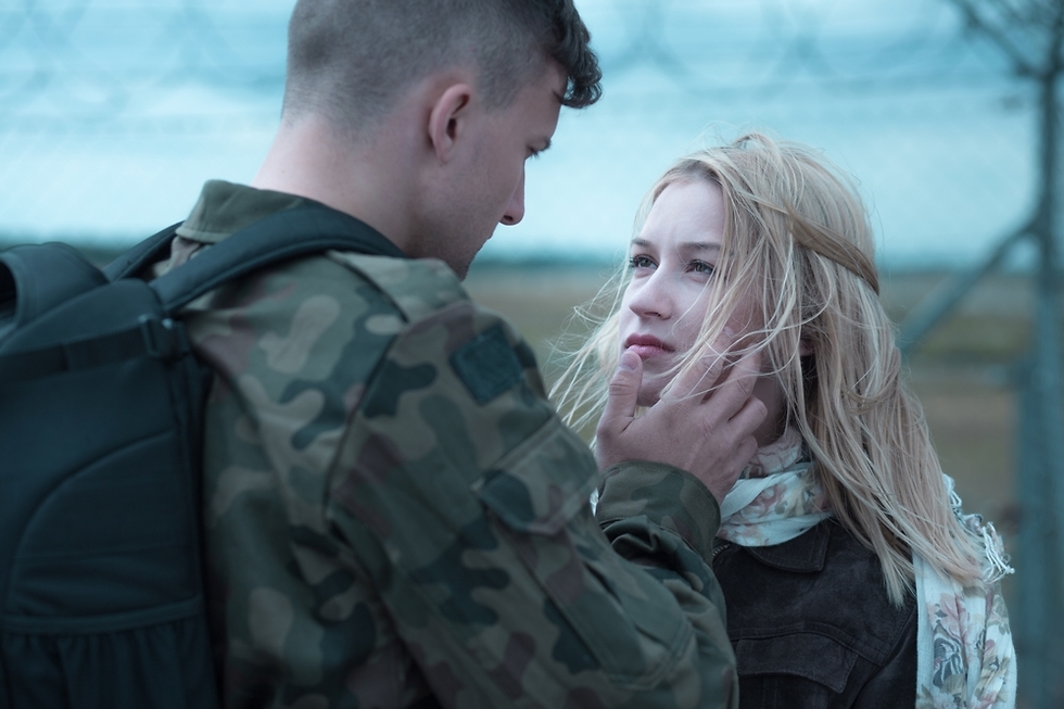 אילוסטרציה של חייל מנשק אישה (צילום: Shutterstock)