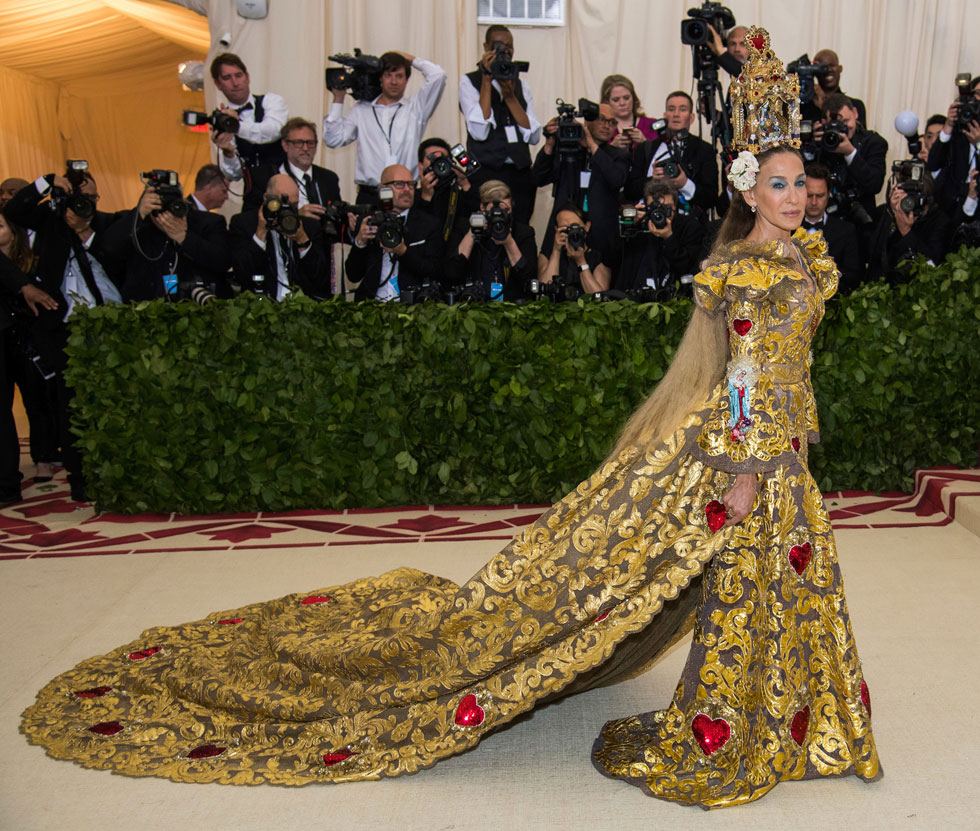 אחת מקטסטרופות האופנה של שרה ג'סיקה פרקר על השטיח האדום. אירוע הגאלה של מוזיאון המטרופוליטן ב-2018 (צילום: AP)