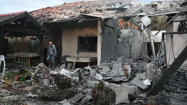 Разрушения в здании от попадания ракеты из Газы. Фото: Яир Саги