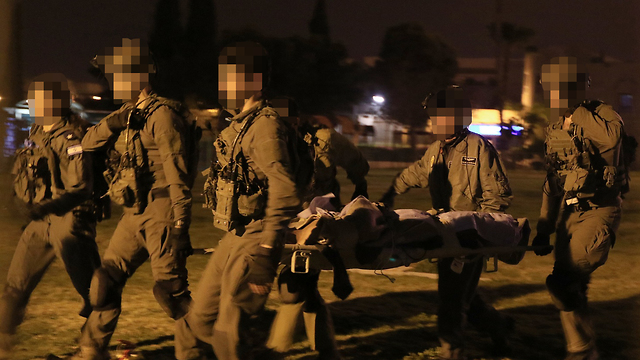 Hurt prison guard evacuated to hospital (Photo: Meir Ibn Chaim)